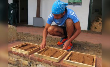 En el Museo de Arte Moderno Ramírez Villamizar se cumplió el performance de Javier González Páez, maestro en artes plásticas y atleta de Norte de Santander. 
 Roberto Ospino / La Opinión