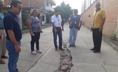 El gerente de EIS, Francisco Cortés y el secretario de Infraestructura de Cúcuta, Yonny Contreras, inspeccionaron el hundimiento de la calle 16AN y exigieron de Aguas Kpital una solución inmediata. Alfredo Estévez