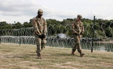 Hasta ahora, lo más visible del despliegue de Trump es la alambrada, un obstáculo físico diseñado para conducir a los migrantes peticionarios de asilo hacia los puntos de entrada organizados en territorio estadounidense. AFP