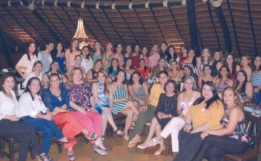 La exestudiantes se graduaron en 1993. Cortesía