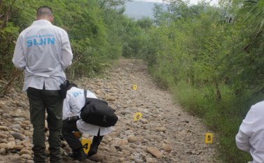 Los desconocidos desenfundaron sus armas e iniciaron una balacera que terminó 10 minutos después con un policía herido en una de sus rodillas. Cristian Herrera
