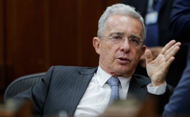 De acuerdo con Uribe esta prima no es para compensar el gravamen propuesto por el Gobierno de extender el IVA al 80 % de la canasta familiar, sino para compensar el impacto que tuvo en los trabajadores la reforma tributaria de 2016. Colprensa
