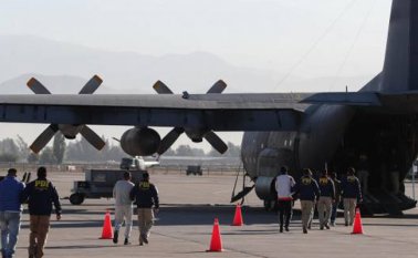 De los 31 expulsados, 21 fueron embarcados en Santiago en un avión de la Fuerza Aérea de Chile. El País