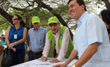 El alcalde de Cúcuta, Donamaris Ramírez, revisa los planos del que será el cuarto jardín social de la ciudad. La Opinión