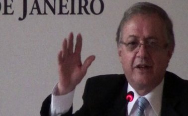 Según el diario Folha de Sao Paulo, Vélez se naturalizó brasileño en 1997. Internet