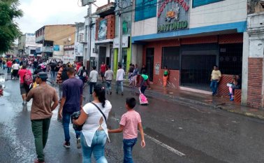 Llegaron atraídos por las ofertas del Black Friday (Viernes Negro). Eylin Cardozo