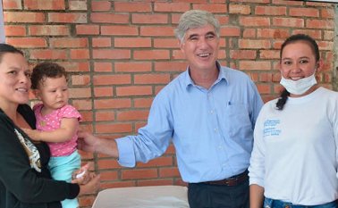 El ministro de Salud Juan Pablo Uribe Restrepo, durante su visita al hospital Erasmo Meoz, donde inauguró el banco de leche humana. Cortesía