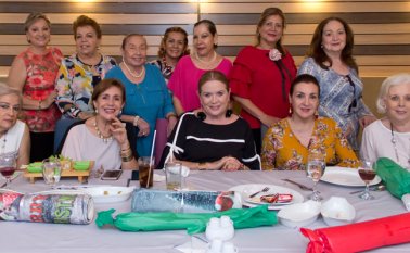 Mariela De Muñoz, Gisela Banguero, Gloria de Ibáñez, Sofía de Figueroa, Graciela de Peñaranda, María Inés Blanco y Yamile Fanty. Sentadas: Margarita Yáñez, Yolanda de Yáñez, Blanca Victoria Estrada, Amanda de Ramírez y Nelly de Rojas. Alfredo Estévez