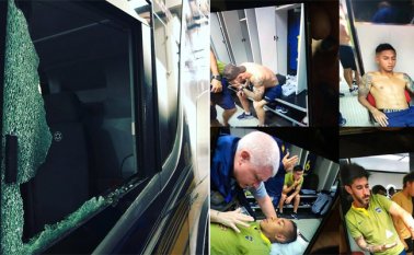 El vehículo ingresó al escenario con varios vidrios laterales rotos y los jugadores, una vez descendieron, iban tosiendo y con los ojos llorosos por efecto de los gases. Tomada de Twitter