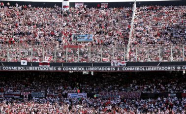 Seguidores del River Plate llenaron el estadio Monumental de Buenos Aires, este sábado. AFP