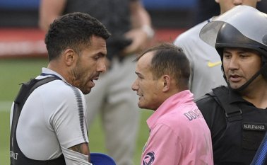 Varios jugadores, entre ellos el capitán Pablo Pérez, resultaron con laceraciones en los rostros y los brazos producto de los vidrios rotos y los artefactos peligrosos que ingresaron al autobús.
AFP