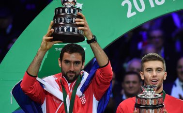 Marin Cilic (izquierda) celebra la Copa Davis, después de la final en el Estadio Pierre Mauroy en Villeneuve-d'Ascq, el norte de Francia. AFP
