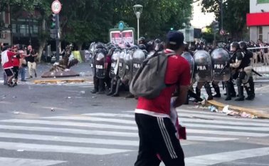 Seguidores del River Plate se enfrentaron con la policía antidisturbios en los alrededores del estadio Monumental de Buenos Aires, este sábado, tras un ataque al autobús de Boca antes del partido. AFP