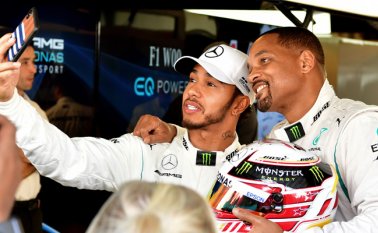 El piloto británico de Mercedes, Lewis Hamilton (izquierda) y el actor y rapero estadounidense Will Smith posan para una selfie en el circuito Yas Marina, este domingo. AFP