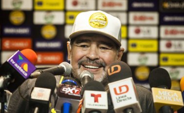 "En Argentina hoy es un terror salir a la calle", dijo Maradona, luego de que su equipo Dorados de Sinaloa avanzara a la final de la segunda división del fútbol mexicano. Archivo