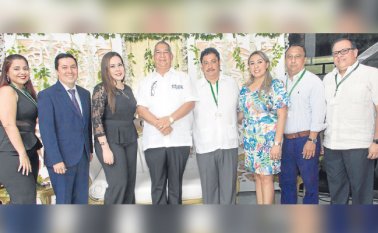 Taina Cáceres, Omar Pedraza, Juliana Verdune, el gerente del hospital Erasmo Meoz,  Juan Agustín Ramírez, Andrés Eloy Galvis, Francy Archila, Luis Alberto Díaz y Joaquín Enrique Villamizar.  Alfredo Estévez / La Opinión