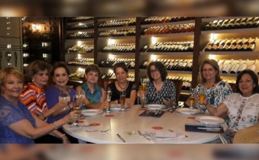 Martha Vargas, Ligia de Haddad, Magaly de Canal, Elizabeth Guerrero, Elehonora Barrera, Carolina Escalante, Melani Canal y Piedad Yáñez. Cortesía