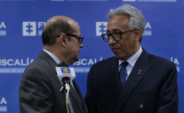 El director de Medicina Legal, Carlos Eduardo Valdés (derecha), y el delegado de Seguridad Ciudadana de la Fiscalía, Luis González, entregaron más detalles del caso. Colprensa