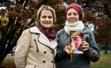 Las profesoras de teología de Ginebra Elisabeth Parmentier (izquierda) y Lauriane Savoy posan con una edición de 'La Biblia de las Mujeres'. AFP