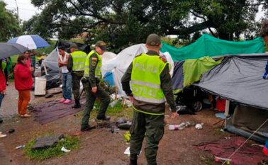 La policía Metropolitana, Migración Colombia y otras instituciones visitaron el campamento de venezolanos cerca a la Terminal de Transportes de Cali. Colprensa