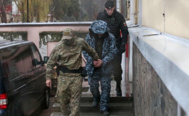 Tres navíos de la Marina ucraniana fueron capturados por guardacostas rusos en el mar Negro, frente a las costas de la península de Crimea, anexionada por Rusia en 2014, lo que ha vuelto a tensar las relaciones entre Moscú, Kiev y Washington. AFP