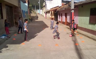 Ante la falta de escenarios deportivos los niños de la escuela de formación deportiva entrenan en las calles. En el plan se consignó la necesidad de construir escenarios deportivos. Cortesía