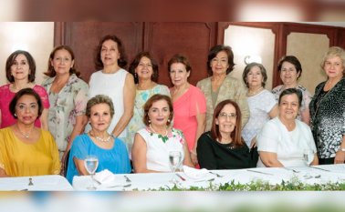 Betty Palacios, Nelva Anavitate, Gladys Carrascal, Gladys García, Myriam Laguado, Gloria Ostos, Rosamary Palacios, Gloria Murillo y Mariela Olivares. Sentadas: Martha López, Myriam Fernández,Claudia García Herreros,Norma Rubio y Amanda Barrios. Cortesía