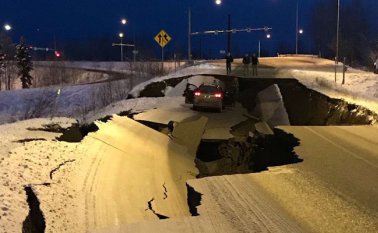 El terremoto ocurrió a las 0:29 local, a 13 km de Anchorage y a 41 km de profundidad, y fue seguido por réplicas durante varios minutos. Tomada de Twitter