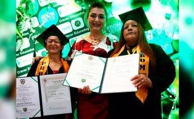 Blanca Díaz recibió su título de bachiller esta semana y vio graduarse a su consuegra y al grupo de vecinos que motivó en los estudios.  Cortesía