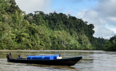 En los ríos que bañan Tumaco se cruzan las lanchas que llevan la gasolina que sirve de precursor de la cocaína. AFP