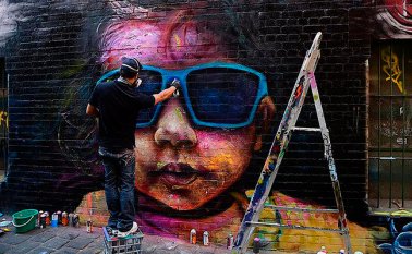 Julián Clavijo viajó a Dubái, Emiratos Árabes Unidos  a recibir el galardón de Best Global Artist Award. El niño con gafas oscuras llamó la atención de los periodistas en el Festival de Arte Urbano. Y los tres silos donde ‘jugó’ con los niños de diferentes naciones. Cortesía
