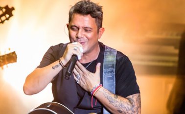 Sanz ha vendido 25 millones de copias en todo el mundo, ha ganado 20 Latin Grammy y 3 premios Grammys. Internet