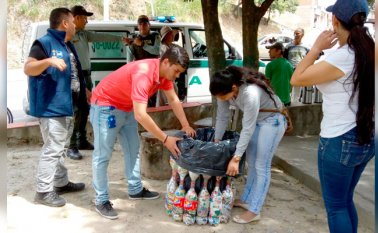 Las botellas plásticas son rellenadas con empaques de golosinas y con ellas se fabrican canecas ecológicas que se instalan en parques. Cortesía