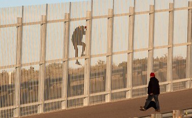 No les temen a las vallas y alambradas impuestas por las autoridades de Estados Unidos en la frontera con México. AFP