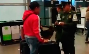 También se lograron poner en evidencia otras maniobras ilegales como divisas adheridas al cuerpo o escondidas en maletas de doble fondo. captura de video