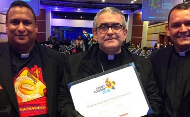 Padre David Caña, Mons. Víctor Manuel Ochoa y Padre Israel Bravo. Cortesía