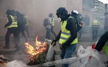 El movimiento de los ‘chalecos amarillos’ nació a finales de octubre, desvinculado de cualquier partido político o sindicato, contra el alza de un impuesto a los carburantes. AFP