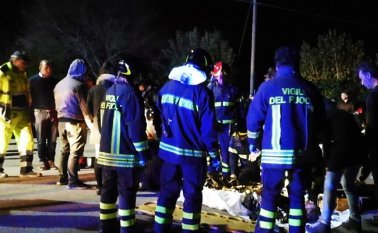 Bomberos atendieron la emergencia en el club nocturno en Cornaldo. AFP