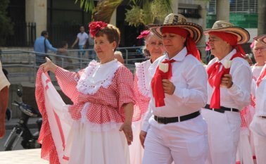 Los adultos mayores crearon grupos de danzas y de teatro. Están recorriendo los barrios de Ocaña dando a conocer su talento. Cortesía