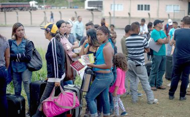 La multiplicación de llegadas por la frontera terrestre dejó los servicios públicos del estado de Roraima al borde del colapso. Archivo