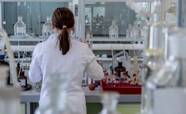 El producto crea un revestimiento antiadherente que impide que las bacterias se peguen al esmalte. Internet