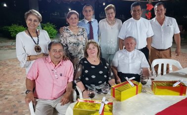 Salua Turbay, Nereida Casado, David Navas, Miriam de Guzmán, el sacerdote Diego Huertas e Isaías González. Sentados: José Eustorgio Colmenares, Marina Rojas y el padre Eloy Mora. Cortesía