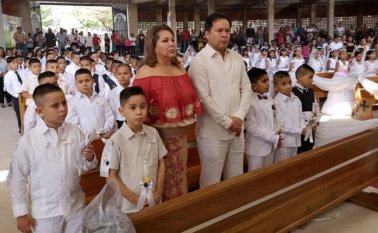 El gobernador y la gestora social entregaron trajes para varios pequeños. Cortesía