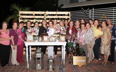 Martha de Benedetti, Mercedes Hidalgo, Isabel Lizarazo, Bety de Lamk, Arcelia Tuta, Graciela de Peñaranda, Patt Lamk, Magaly de Canal, Lulu Cedeño,Nancy Núñez, Hortensia Lara, Olga de Valderrama, Susi Suárez, Delia Ramírez, Luz Marina Bautista, Rosa Duarte, Sonia Marcucci, Derly de Lozano, Flora Duarte y Alicita Antolinez. César Obando / La Opinión