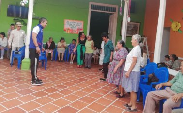 Por otra parte, profesionales de la salud y personal especializado en recreación llegan a hogares de bienestar y centros vida de Ocaña para brigadas lúdicas. Cortesía