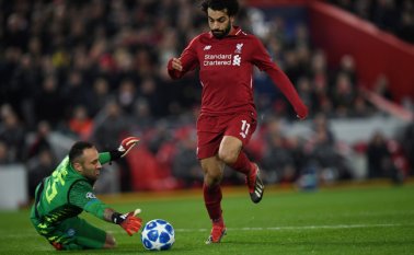 El egipcio Mohamed Salah, en la primera parte, dio el triunfo a los hombres del alemán Jürgen Klopp, que chocaron con el portero colombiano David Ospina AFP