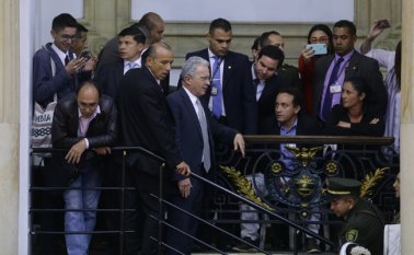 El expresidente Álvaro Uribe, subió hasta las graderías para hablar con las personas que estaban allí. Colprensa