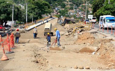 Al nuevo puente Benito Hernández  le están construyendo el separador y el fin de semana esperan pavimentarlo, para luego hacer la demarcación. Mario Caicedo / La Opinión
