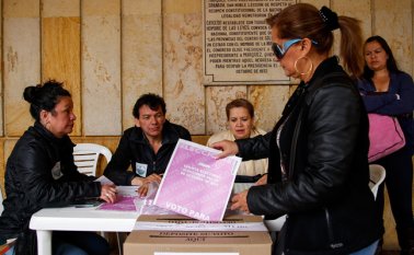 Aquellas personas que no son colombianas, pero que demuestren que ya llevan más de cinco años residiendo en el país, también podrán votar el próximo año, con su cédula de extranjería.
Archivo