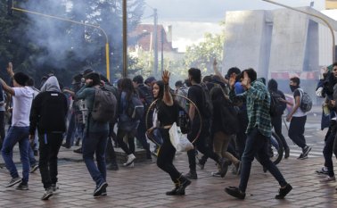 Los estudiantes marcharon exigiendo al gobierno un aumento para la educación pública superior.  Colprensa